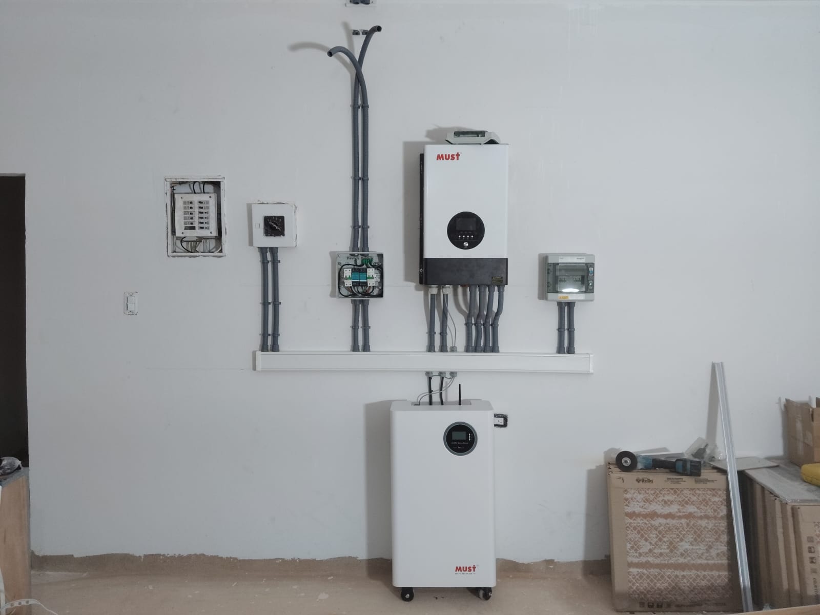 Tablero eléctrico e inversor solar