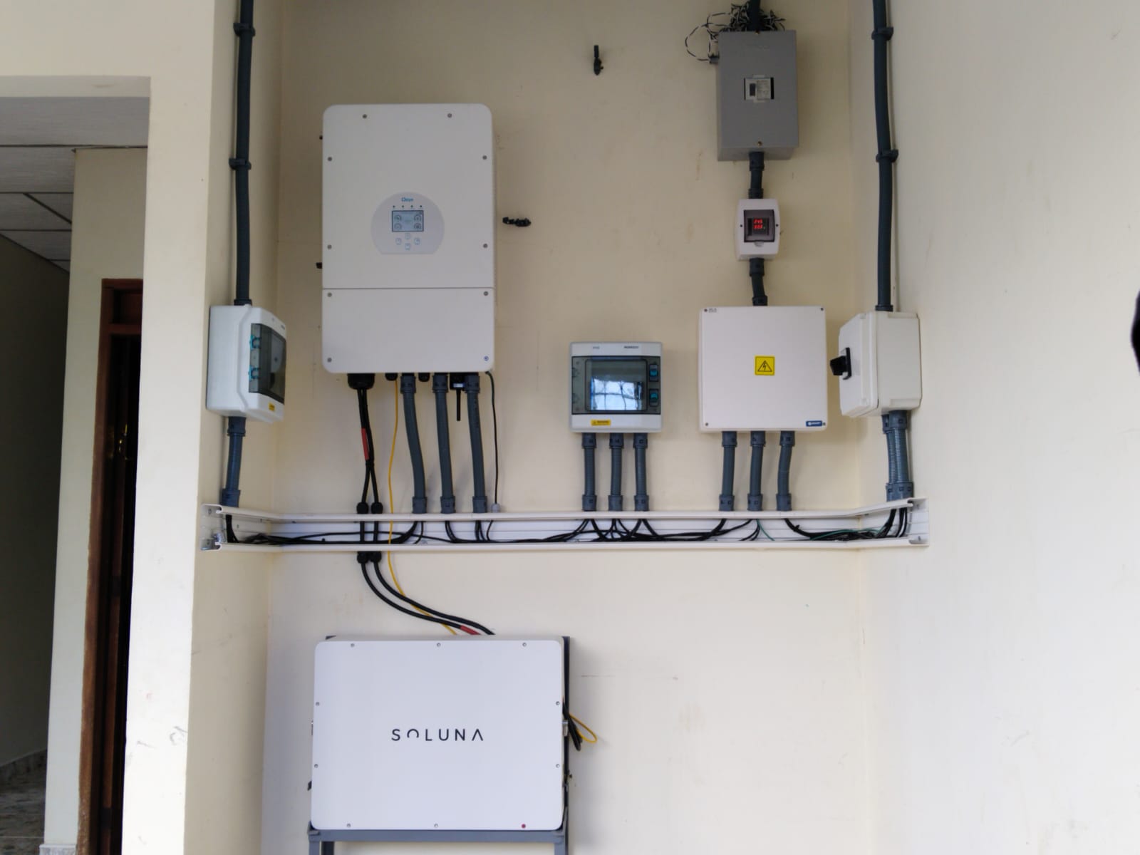 Inversor y tablero de protecciones de sistema solar