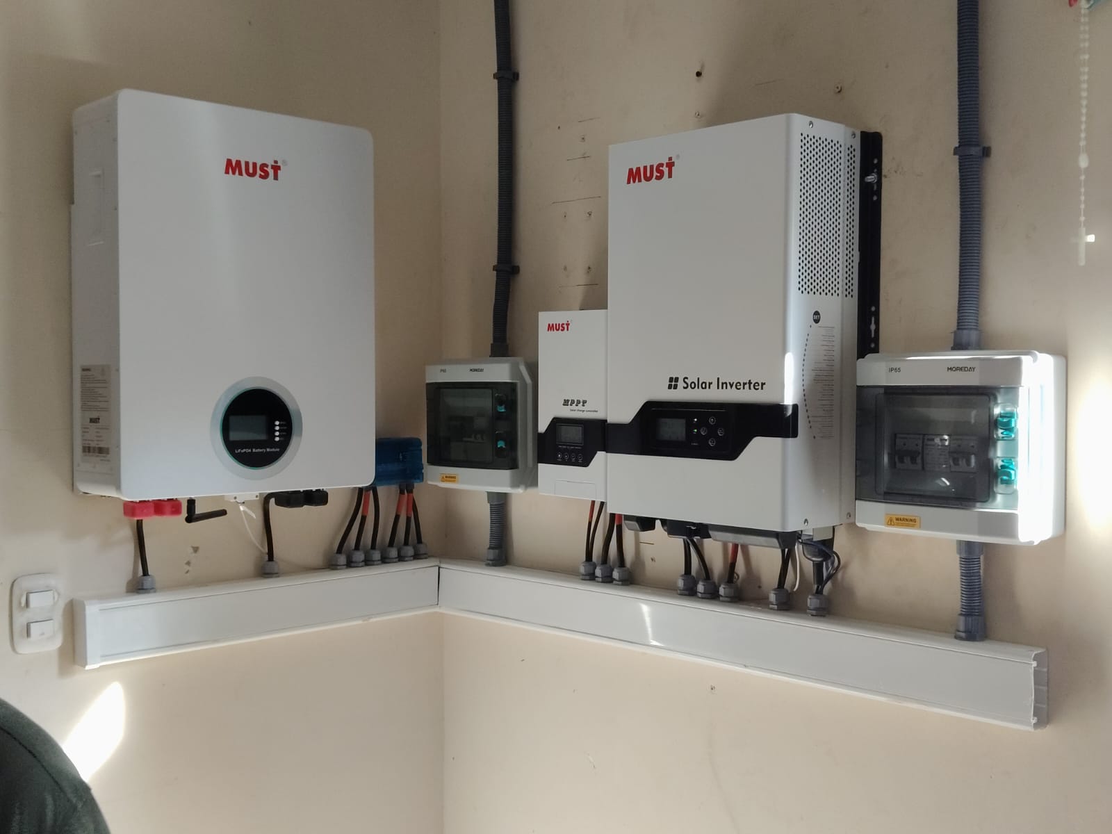 Batería de litio, inversor y protecciones eléctricas instaladas