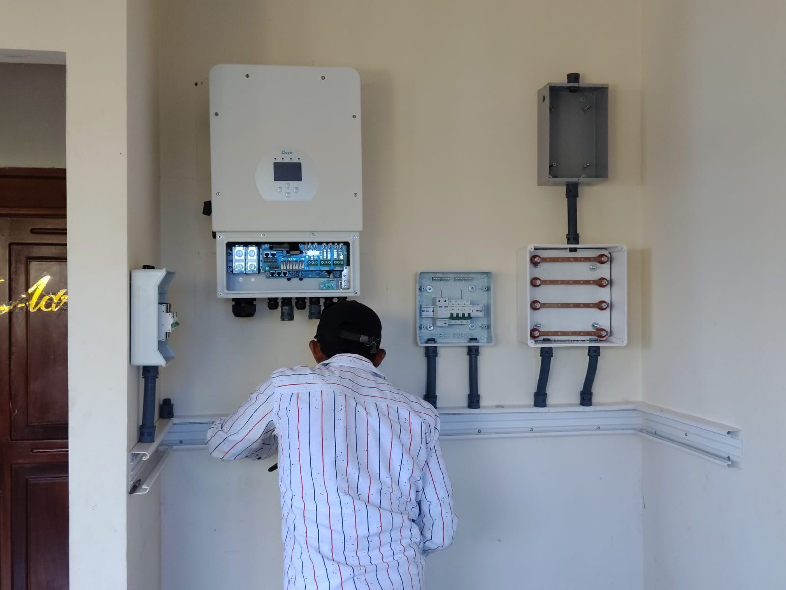 Técnico configurando inversor solar en instalación residencial