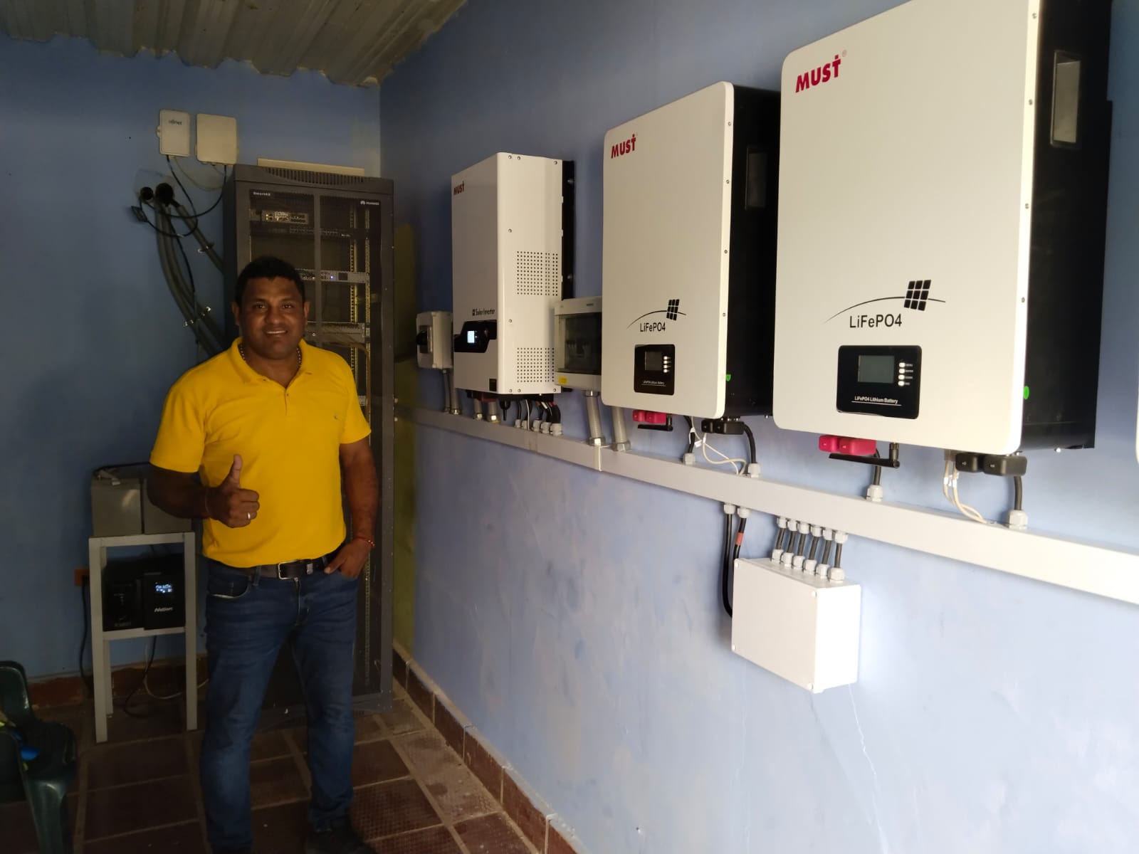Cliente satisfecho junto a baterías de litio MUST instaladas
