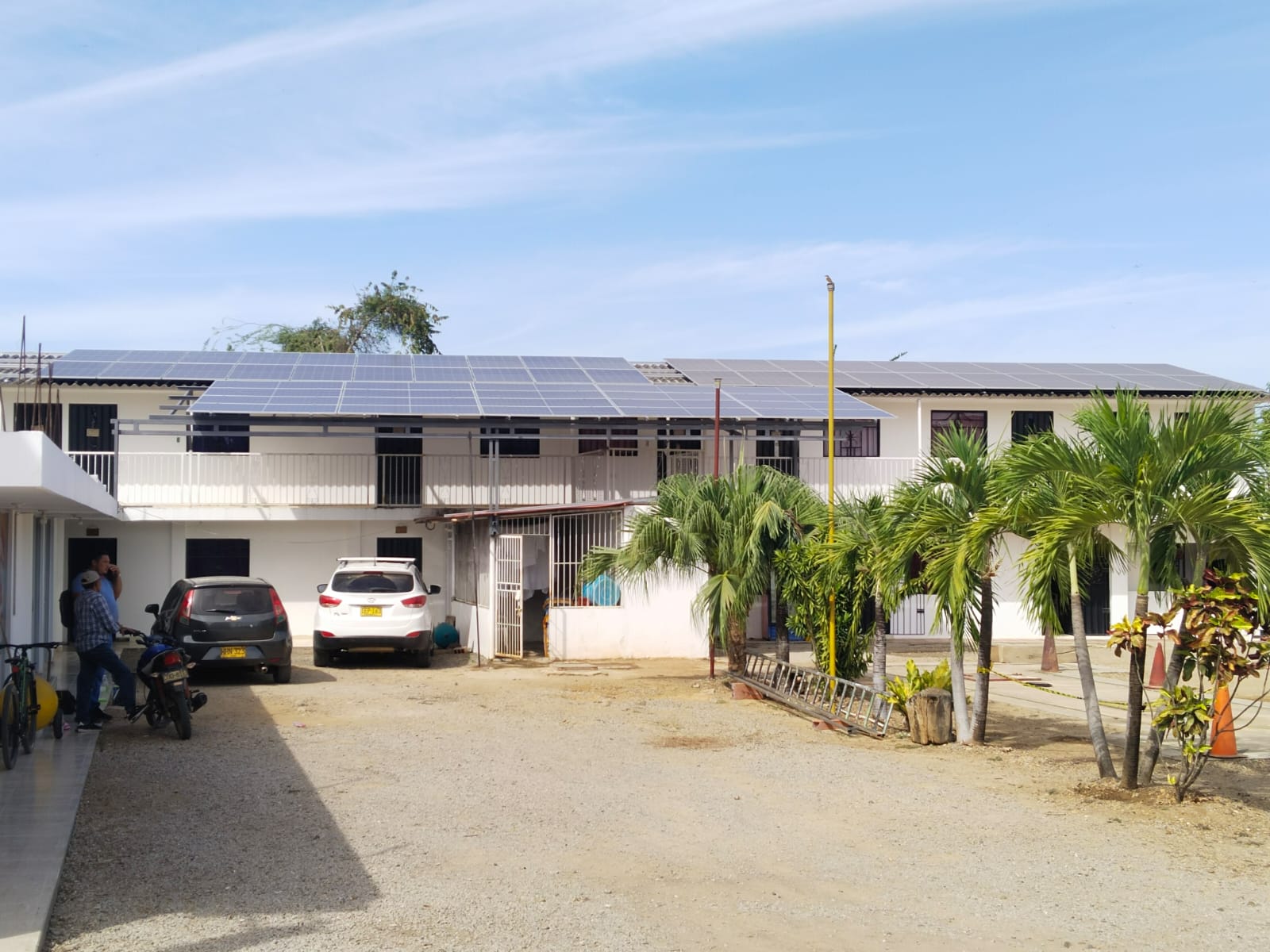 Instalación fotovoltaica en techo de edificio residencial
