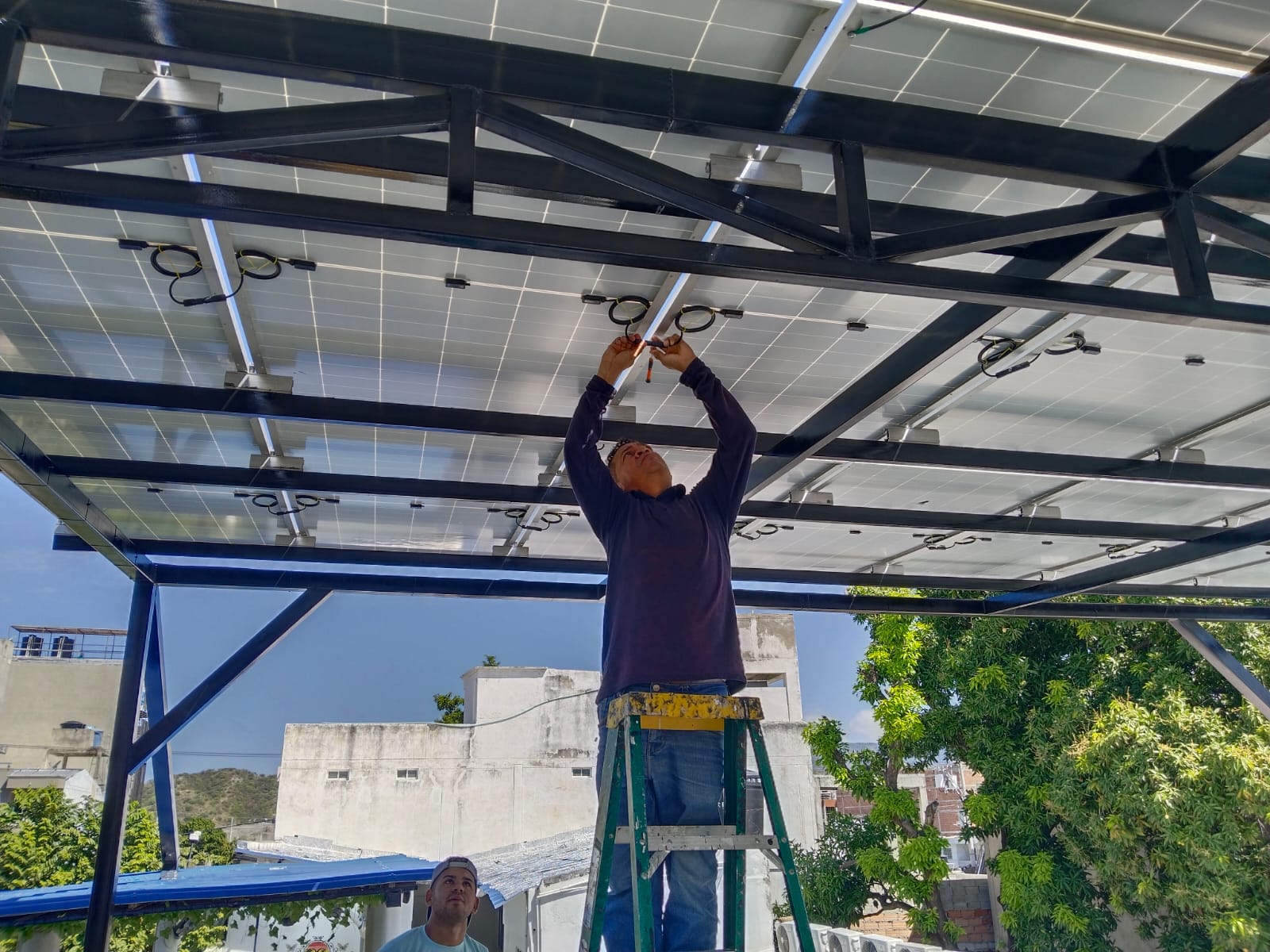 Técnico instalando estructura solar tipo parqueadero