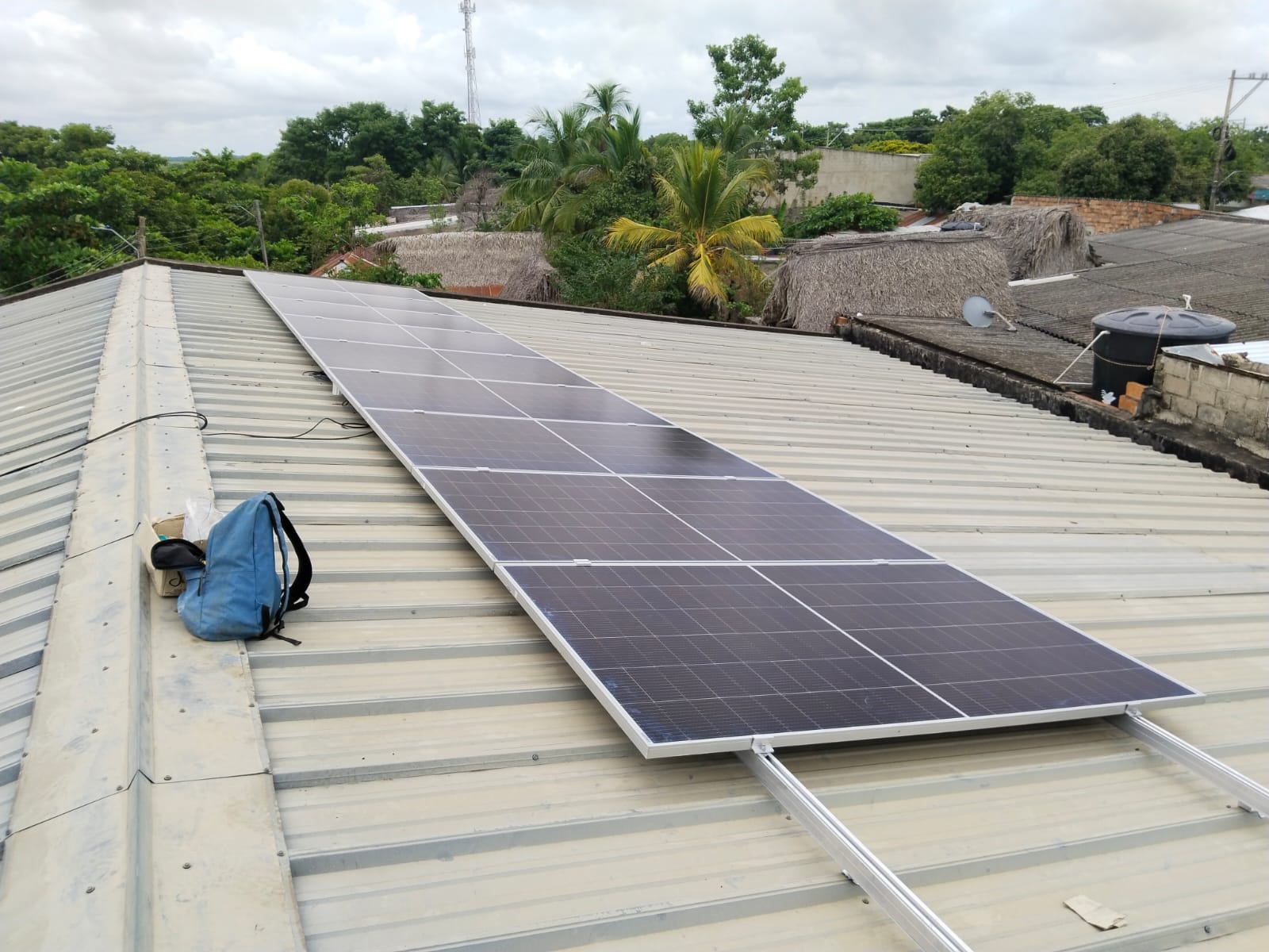 Paneles solares en techo de zinc en zona rural