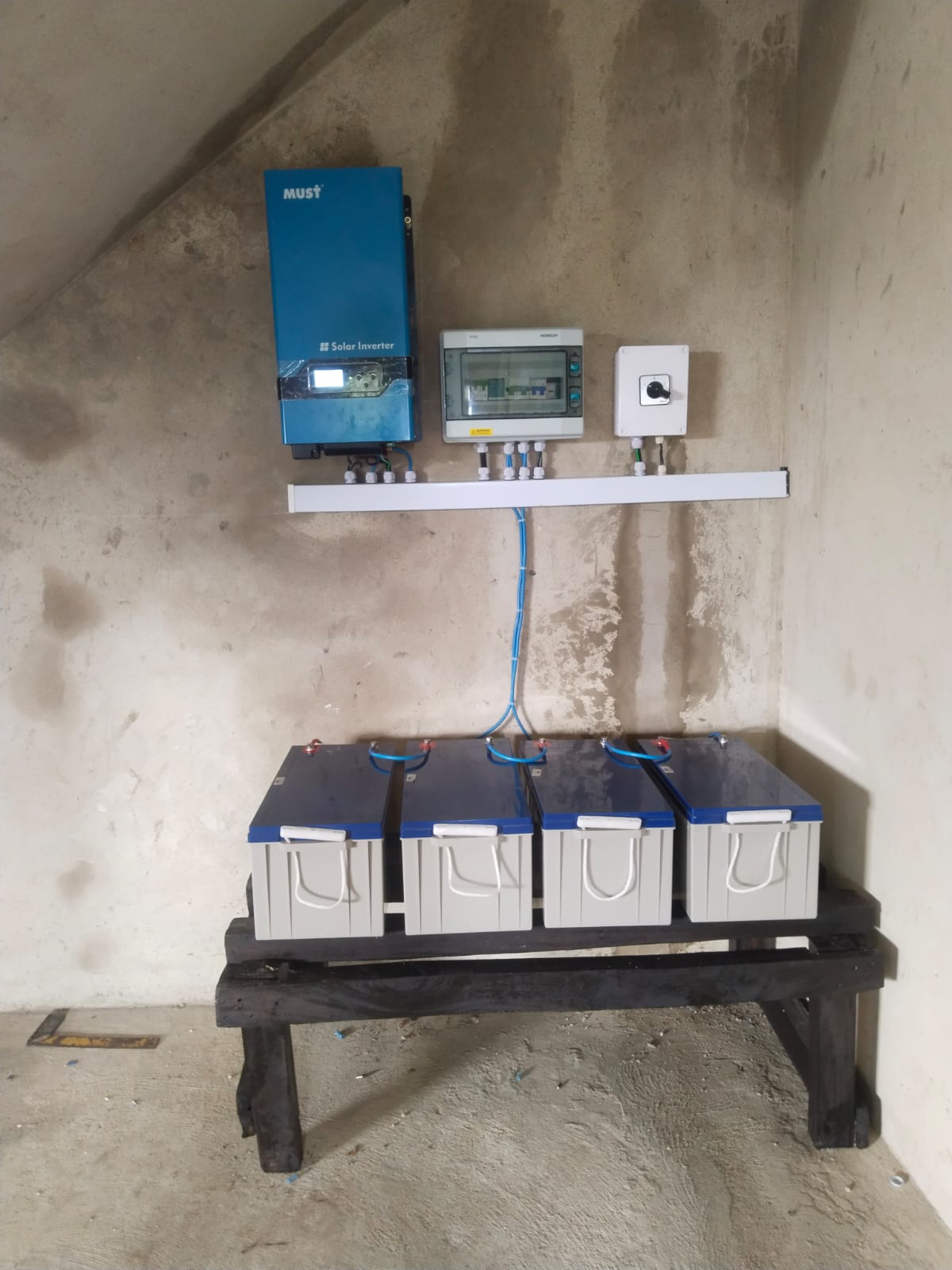 Inversor solar y banco de baterías en soporte artesanal