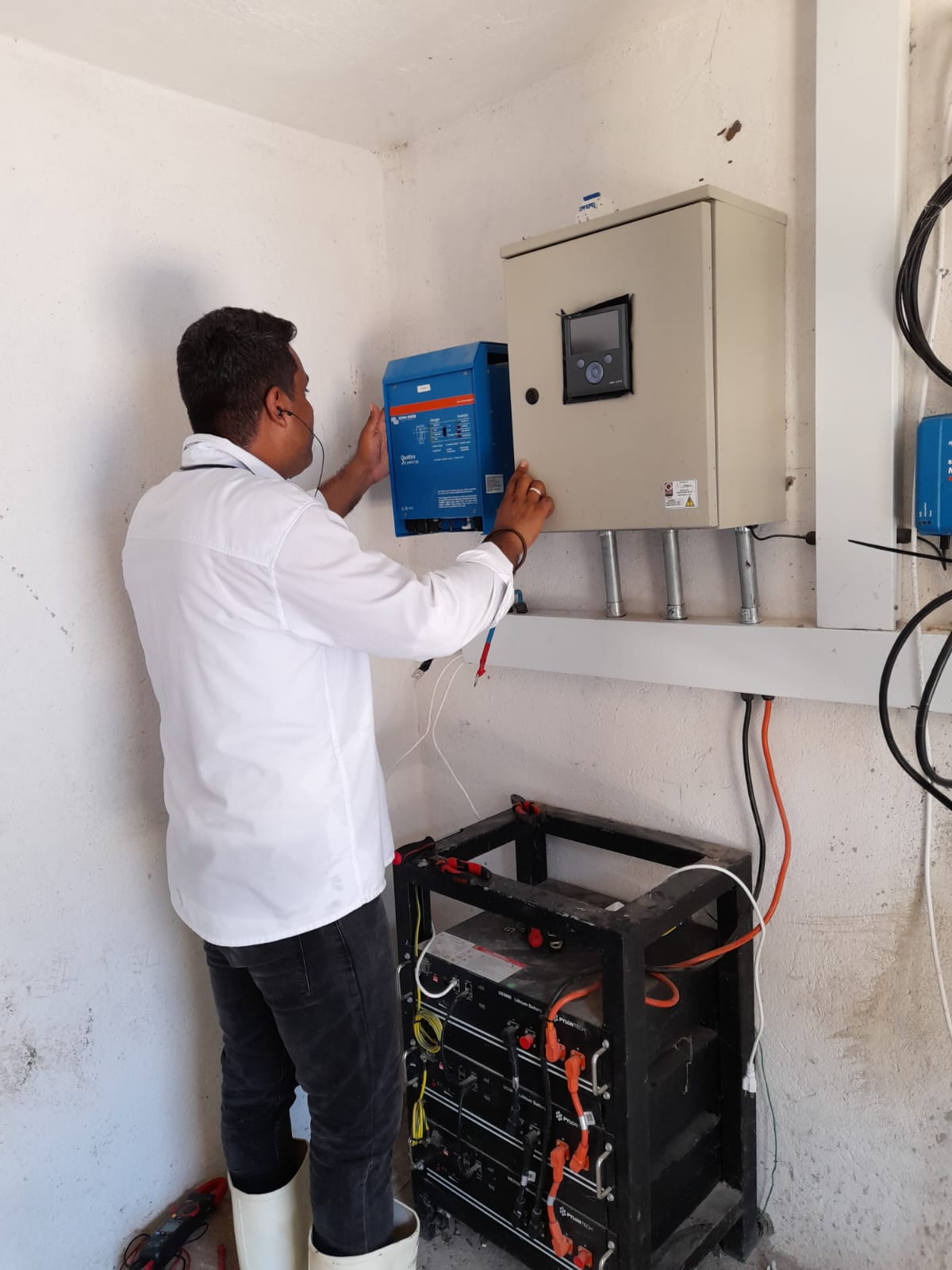 Técnico realizando puesta en marcha de banco de baterías