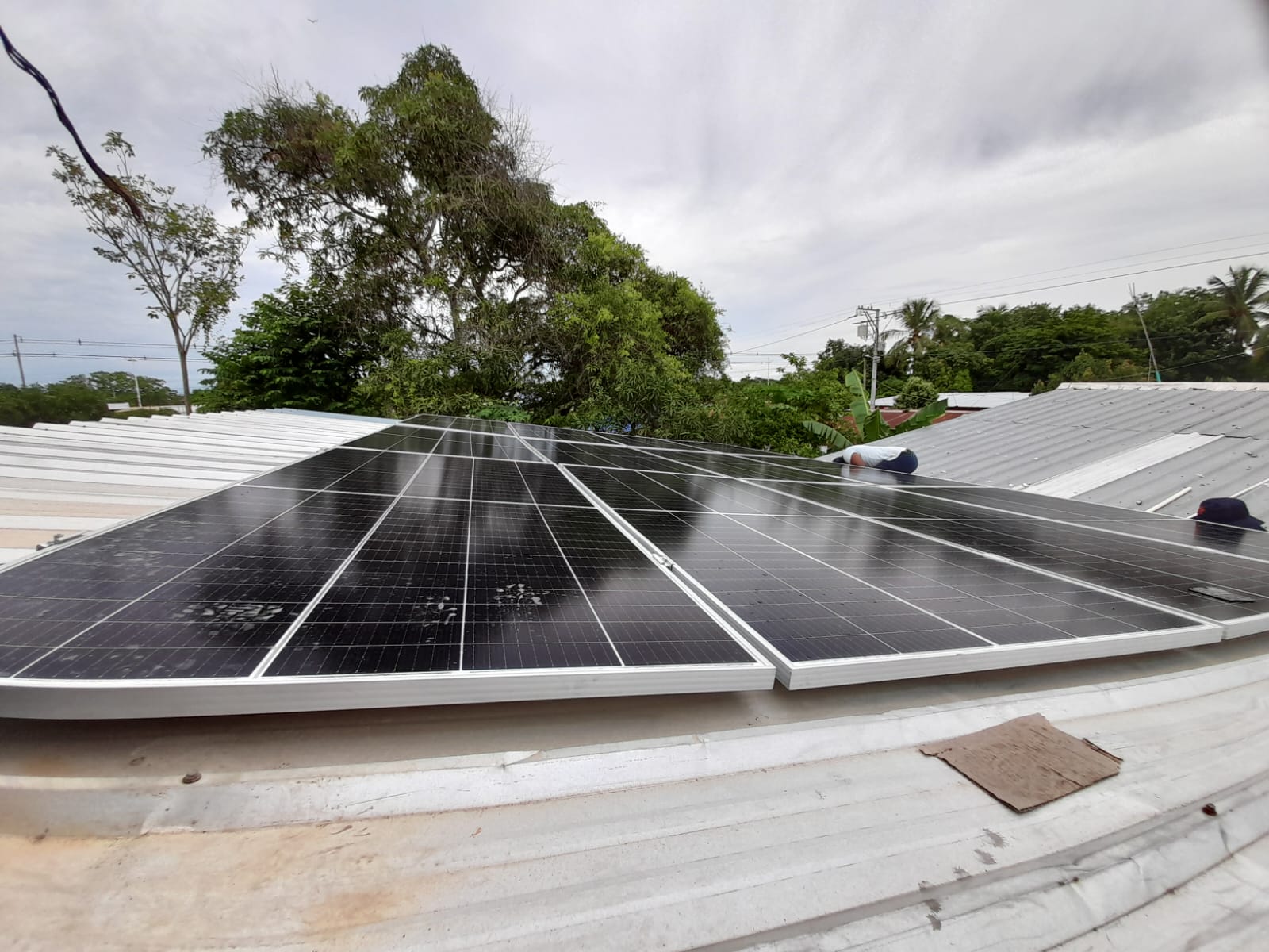 Instalación de paneles solares en techo comercial