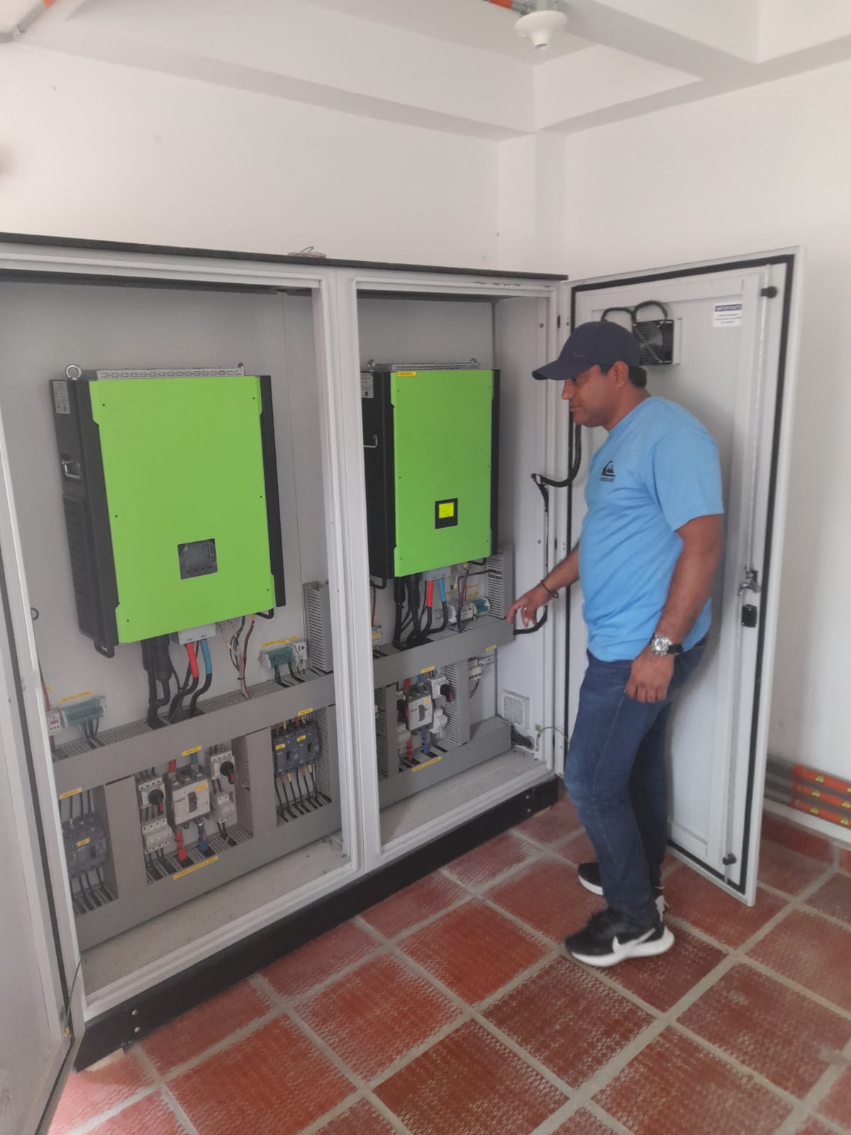 Ingeniero verificando inversores en cuarto eléctrico
