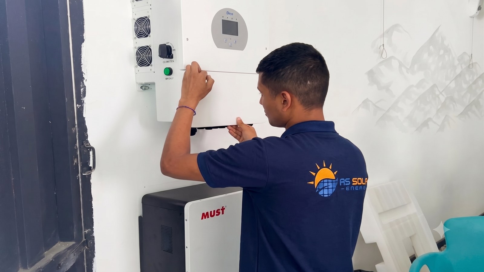 Técnico de AS Solar Energy instalando inversor y batería MUST
