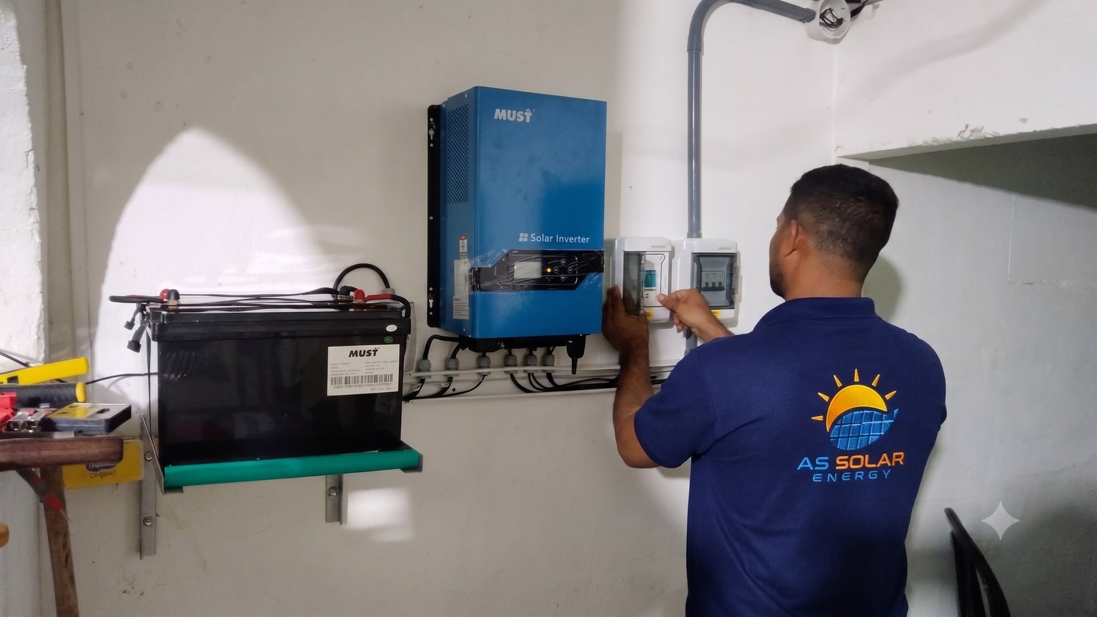Técnico de AS Solar Energy configurando inversor solar MUST