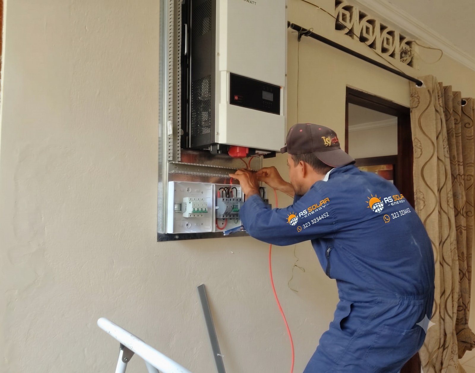 Técnico de AS Solar Energy instalando inversor residencial